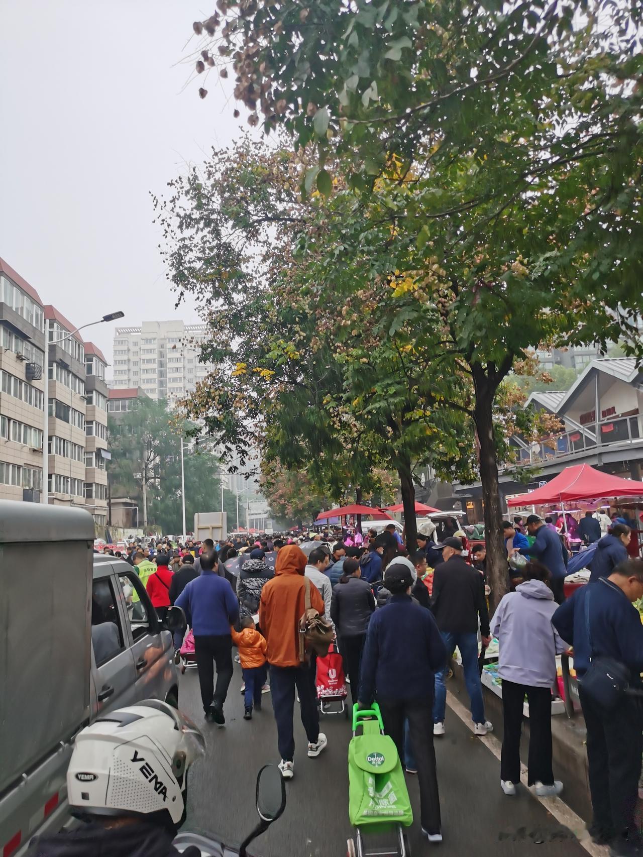 这“烟火气”旺不旺
小区旁
有早市（基本到9.30截止）
一年四季都是人山人海