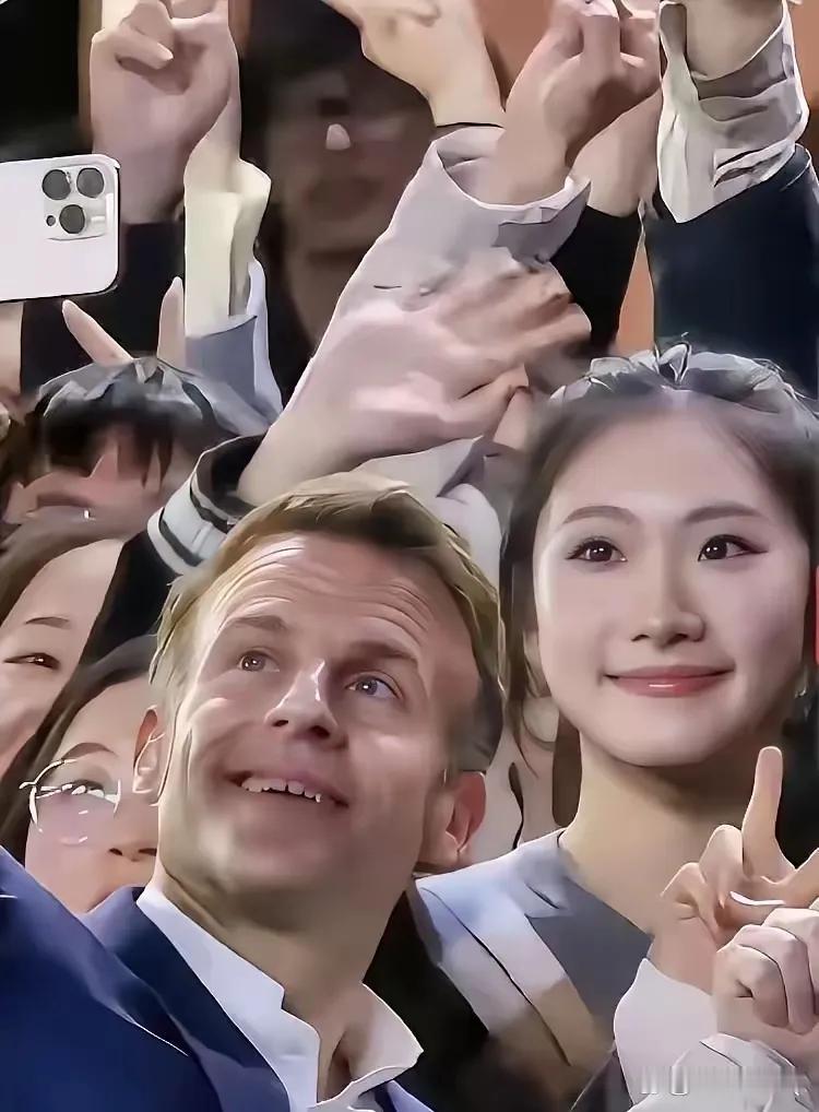 法国总统马克龙的一次随手拍摄，让一位高颜值的四川女大学生意外走红网络。她成了备受