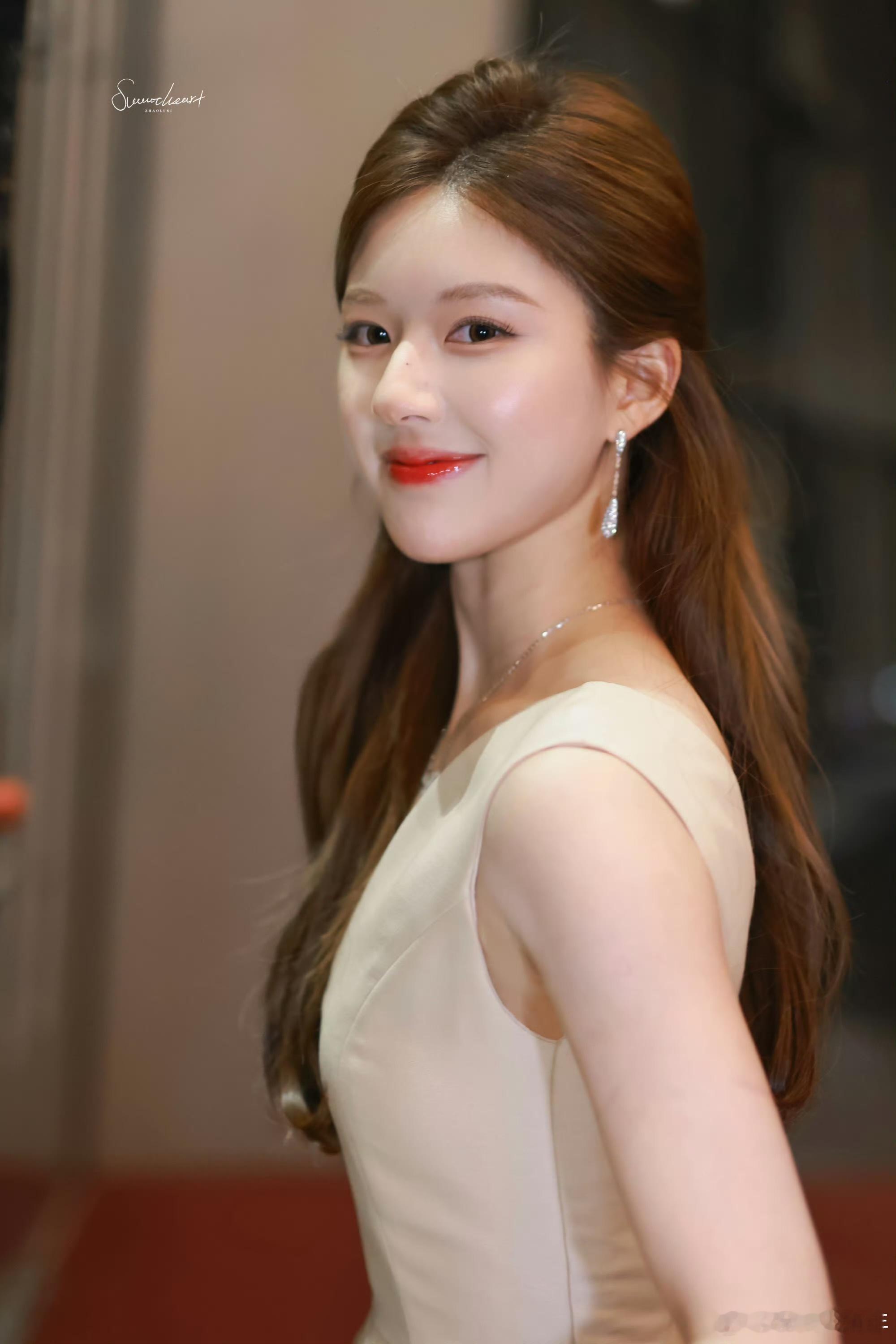 刚刷到照片火速保存！赵露思海口见 双图物料太会拍，橘发衬得皮肤白皙，手写文字有态