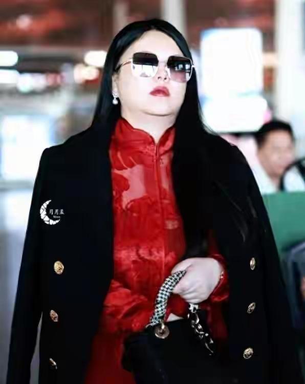 李湘被封号，很正常。
       1月16日，有媒体和网友发现，李湘多个平台账