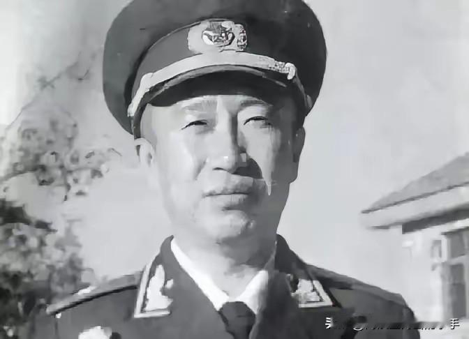 1955年，授勋礼过后，彭德怀怒气冲冲地闯入主席办公室，一进门，就激动地说道：“
