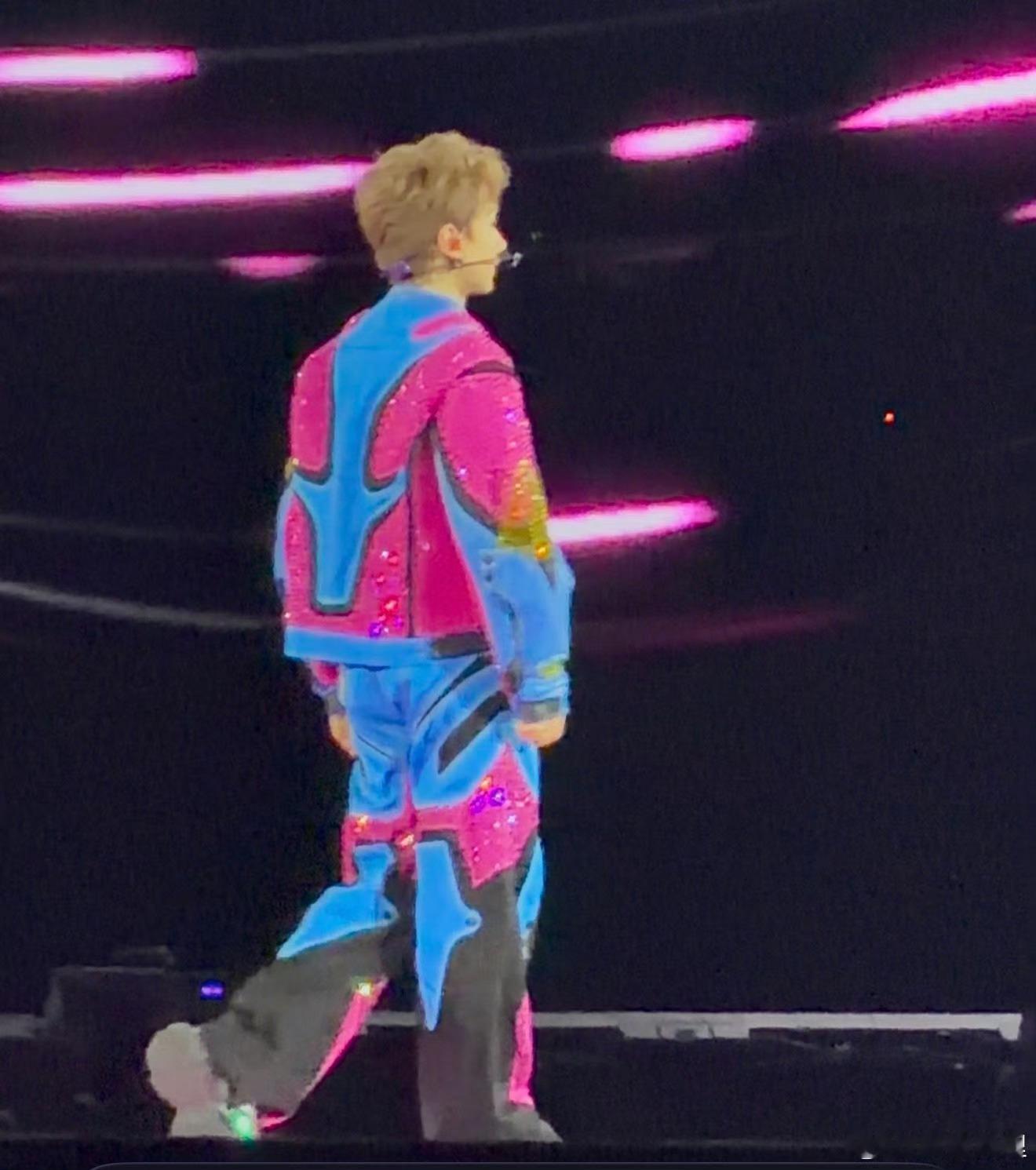 瘦下来的状态也太绝了！五官更显精致立体，舞台上整个人都在发光，健康又帅气，谁看了