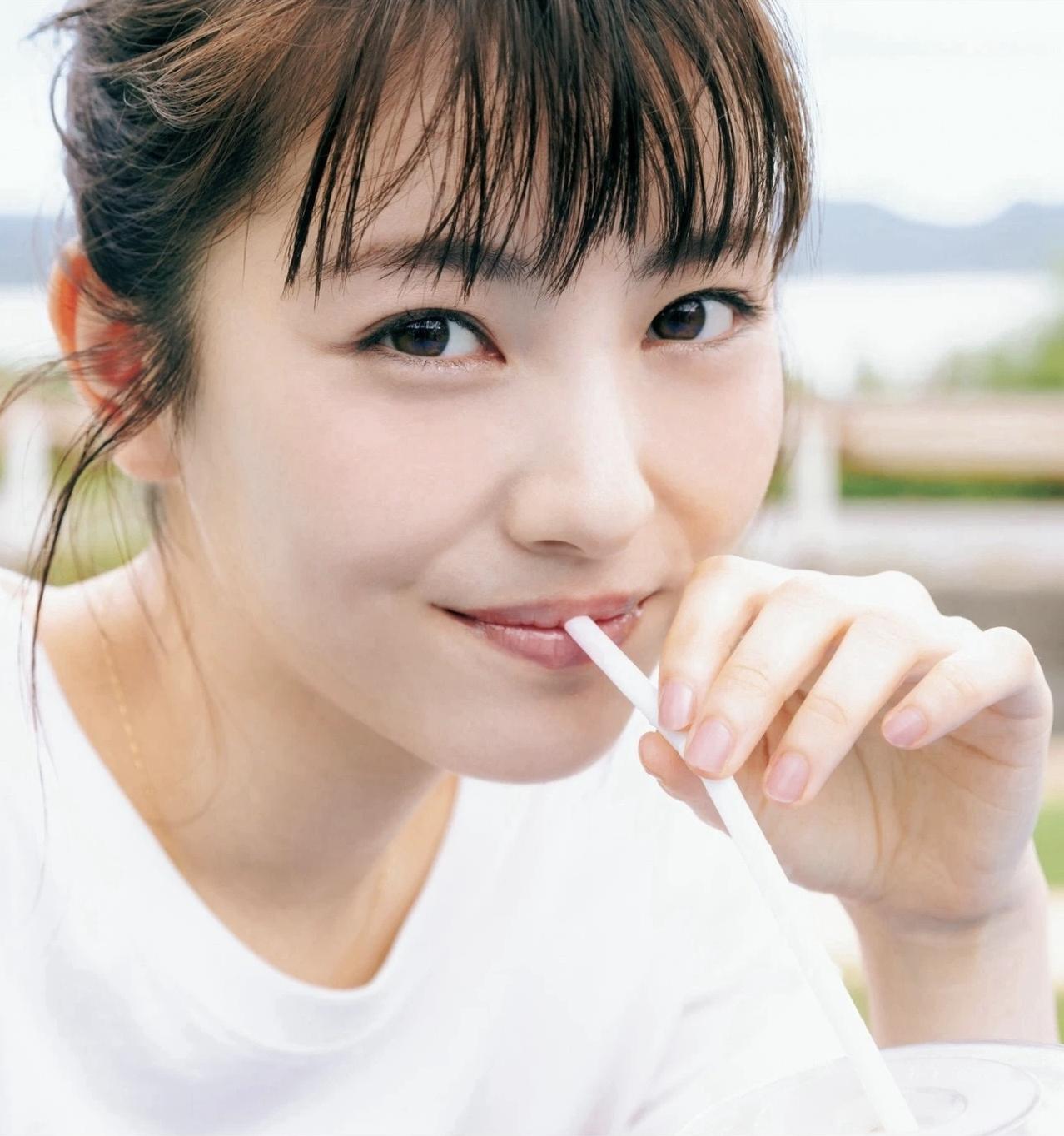 完美的日本女星⭐滨边美波，容颜，无可挑剔，完美至极。一颦一笑一举一动都是这样的迷