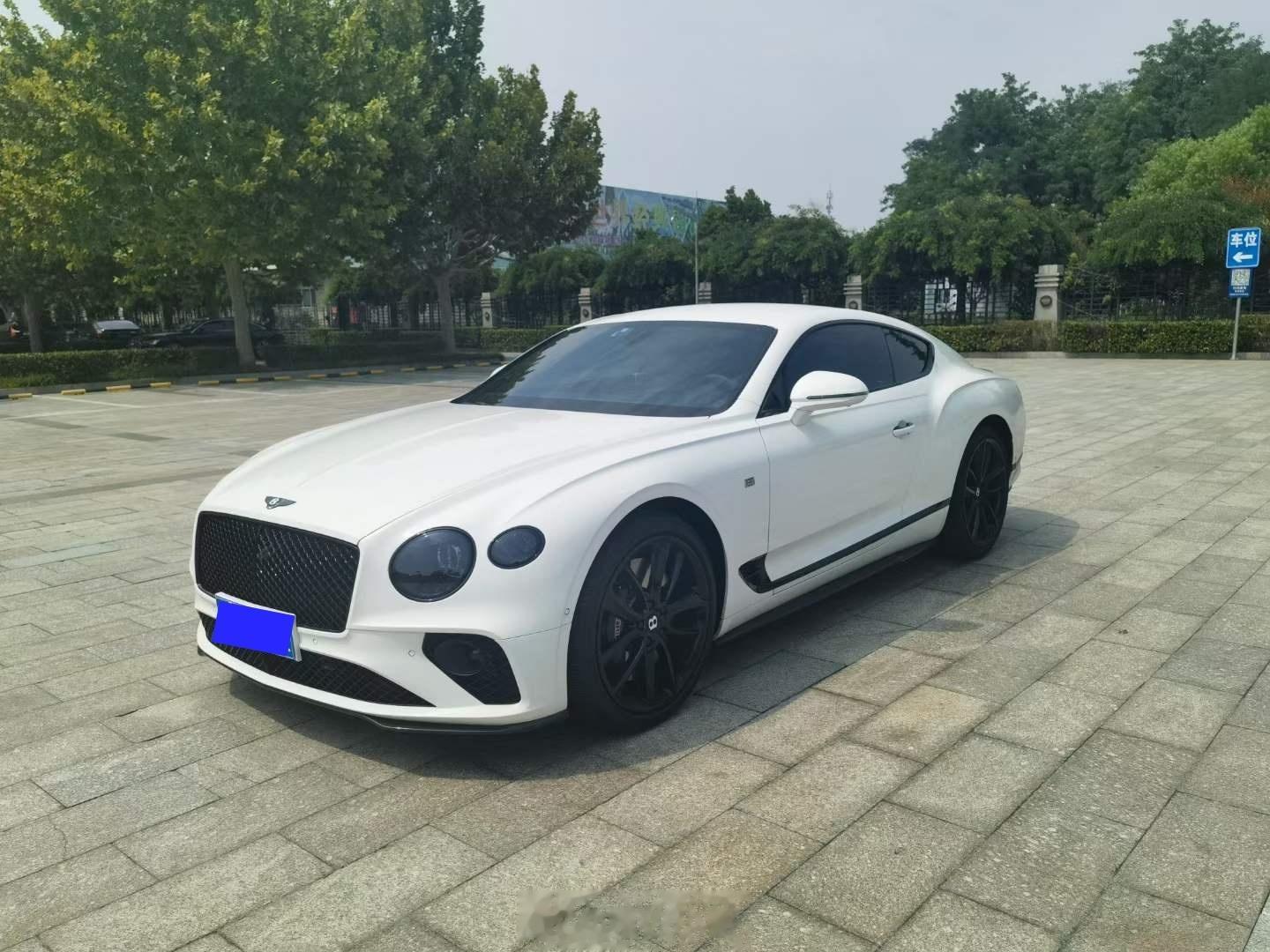 宾利 欧陆 GT V8 冰川白/热刺红拼蓝[酷]首发限量版，带熏黑套件、穆勒包、