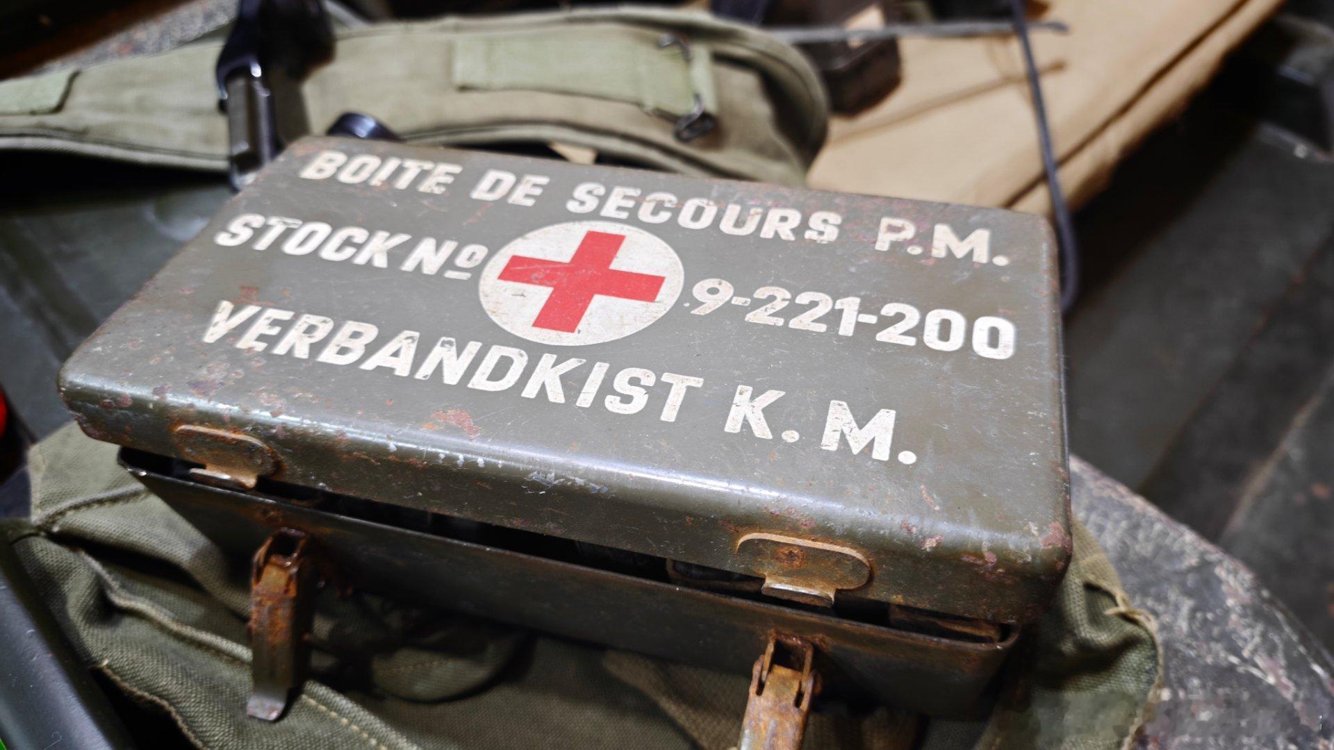 老板收藏的威力斯吉普车，连通讯设备都是二战时期的。最后两图是一个未拆封的二战医疗