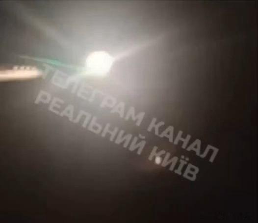 俄軍飛彈在Kyiv一處地鐵站附近落地爆炸的瞬間。Video: Real Kyiv
