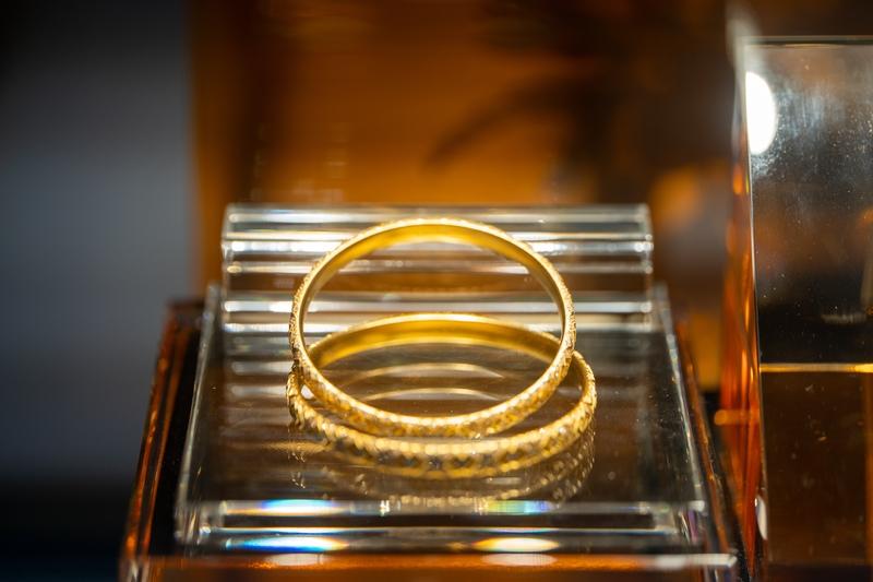 深圳水贝买金现场那叫一个火爆！走进水贝，通道挤满人，秤上数字不停跳，营业员忙得嗓