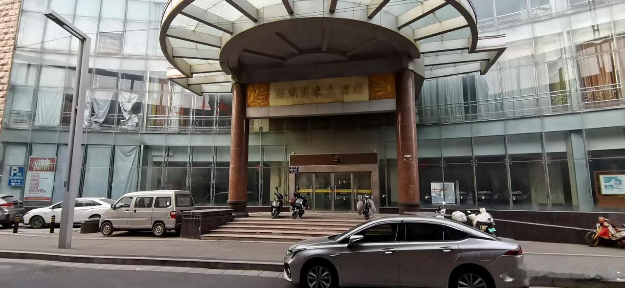 明珠黯淡已久，也没看到有人接盘这个大楼。 ​​​