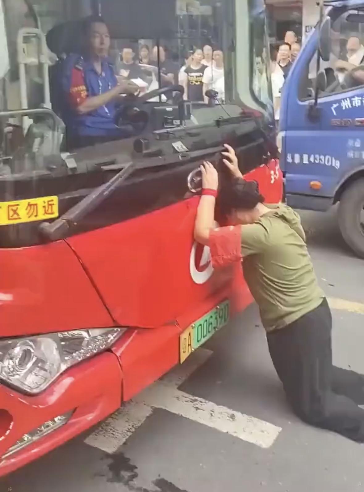 高考家长疑因公交鸣笛拦车头，到底是保护孩子还是耽误别人。

高考第二天公交车司机