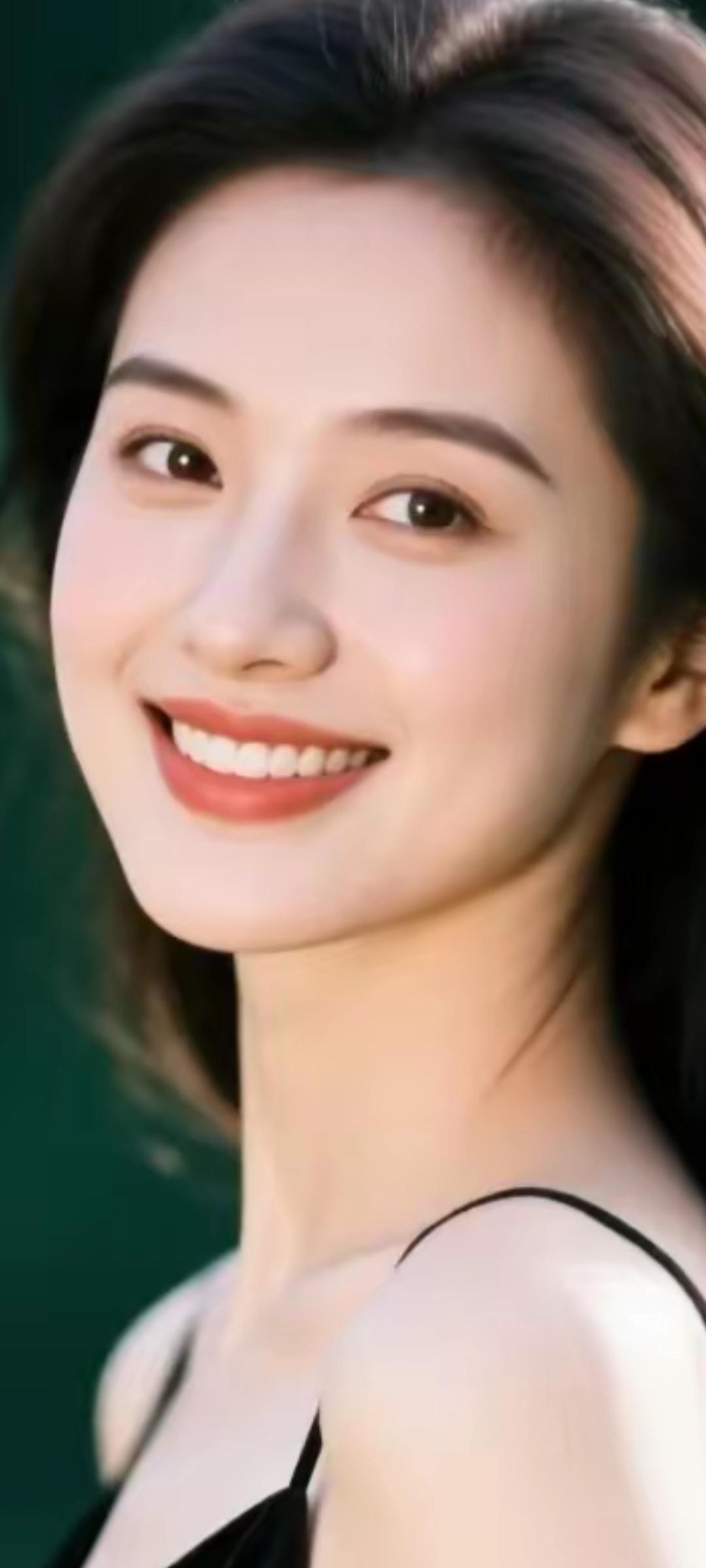 甜美笑容，自然妆容，优雅气质，女神范儿十足！