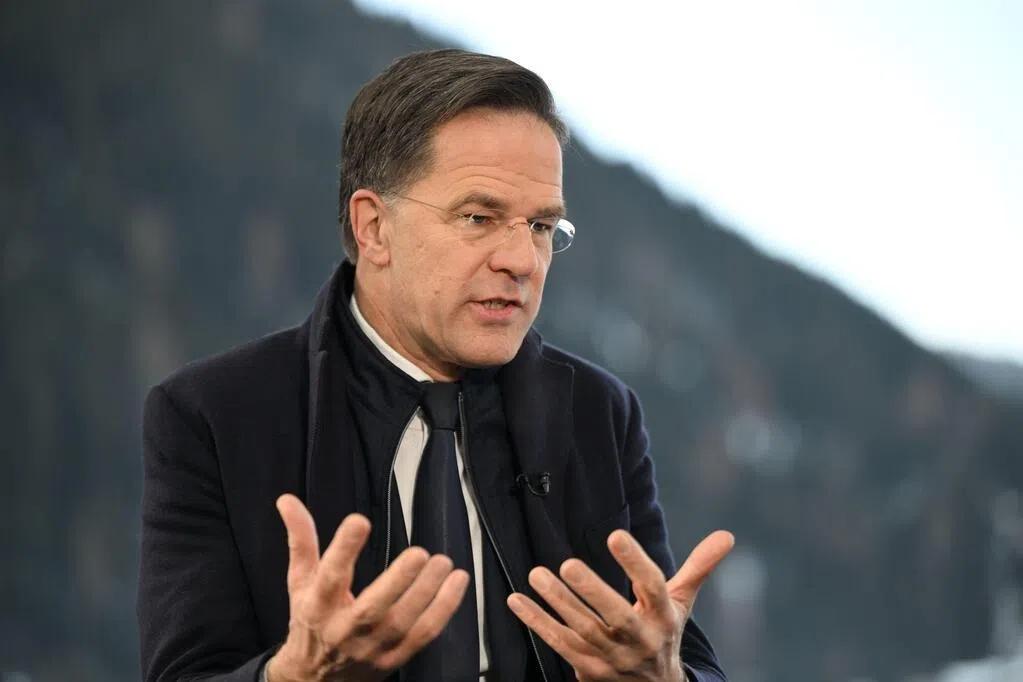 底层逻辑？吕特（中）1月26日在布鲁塞尔说，如果欧洲打算独立发展防务能力，就须把