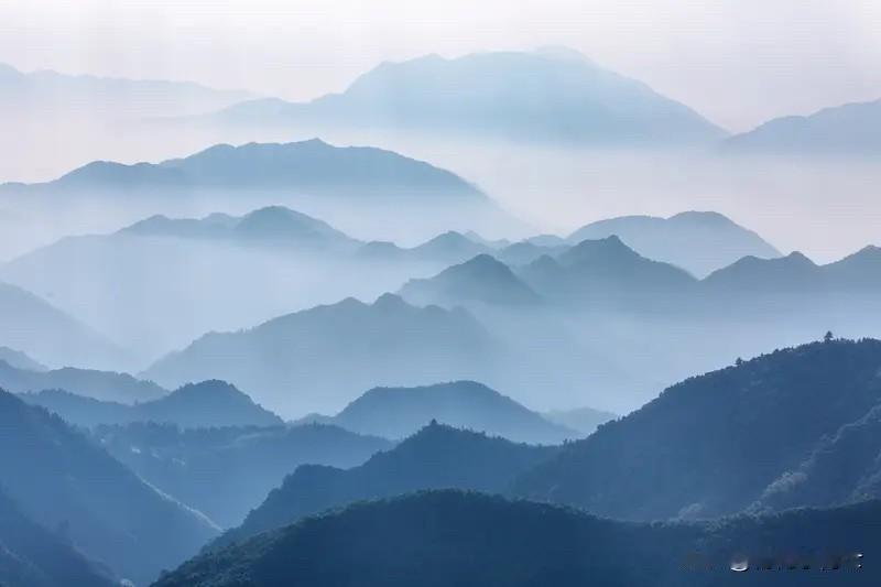 雾和云是由什么组成的？
雾和云实际上都是由微小的水滴或冰晶组成的。当空气中的水蒸
