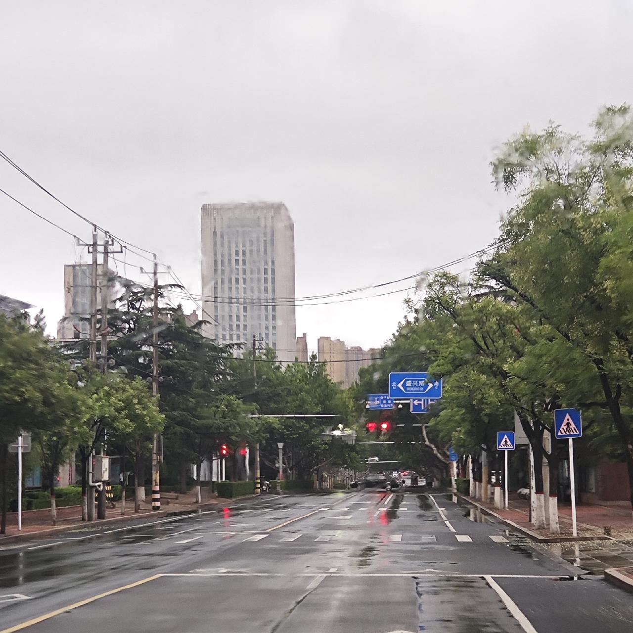 一早5点40从家出发，走在路上，眼瞅着第一班公交车从眼前飞驰而过，只好又等了15