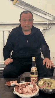 这个人有武术的功底，看他的一招一式，做的都非常到位，普通人根本就做不到，再看看这
