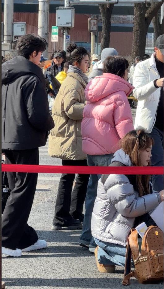 陈天润中传艺考路透  陈天润中传参加艺考 陈天润与黄杨钿甜中传艺考现场路透，前往