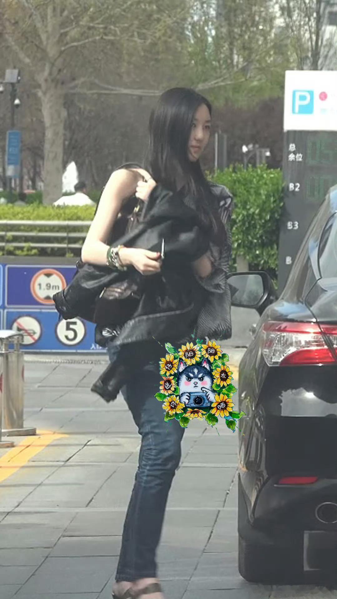 SKP偶遇王菲女儿李嫣SKP偶遇王菲女儿从图片就能够看出李嫣身材高挑，和王菲太像