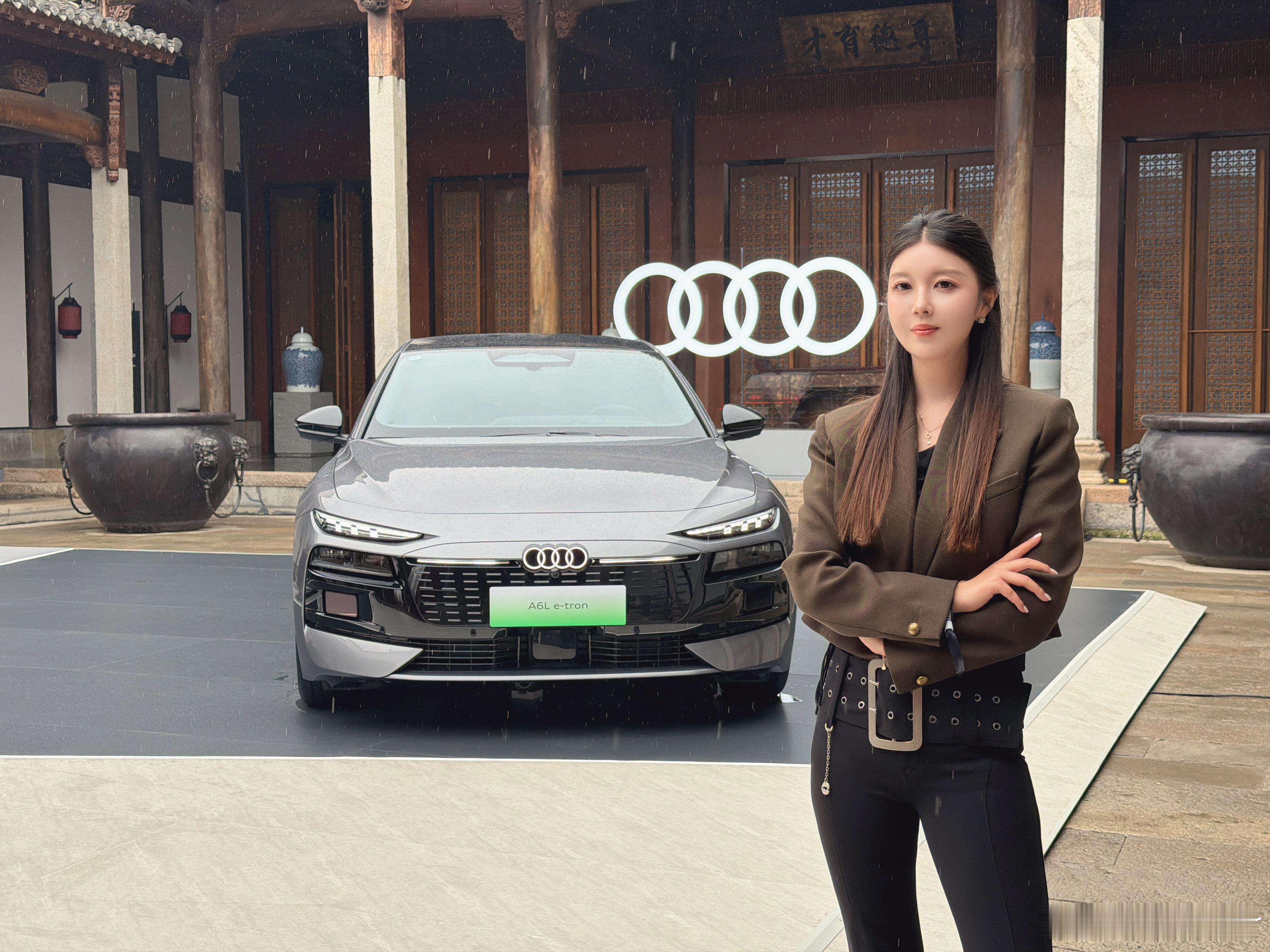 今天真有点累了，希望大家夸夸我分享一张工作照吧