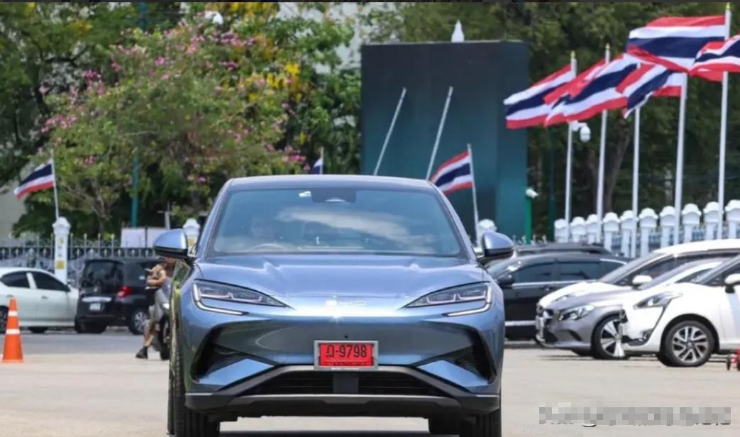 泰国那个开劳斯莱斯的总理，不开了。
换成了一辆比亚迪海狮07。
身家33亿泰铢、