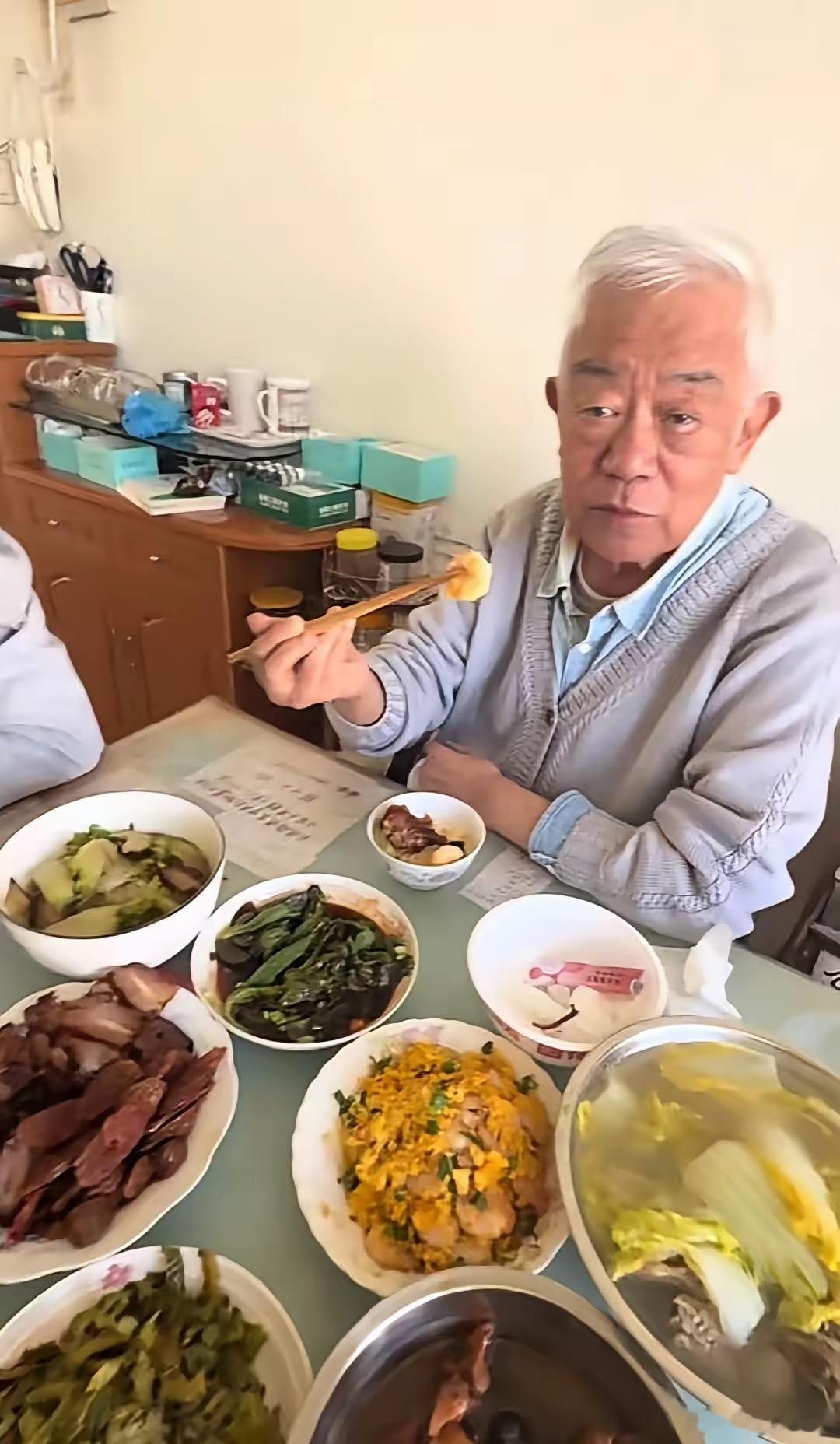 高明老师不容易，经历了丧子之痛，白发人送黑发人，儿子走一年多了。从表情上看，高老