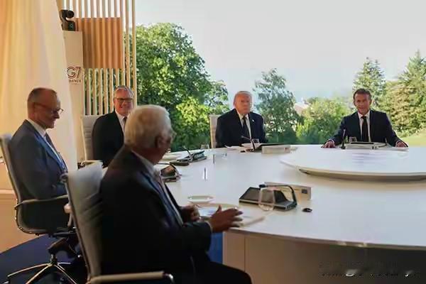美国“政客新闻网”15日援引分析称，面对中国制造业竞争力持续攀升，西方国家都在讨