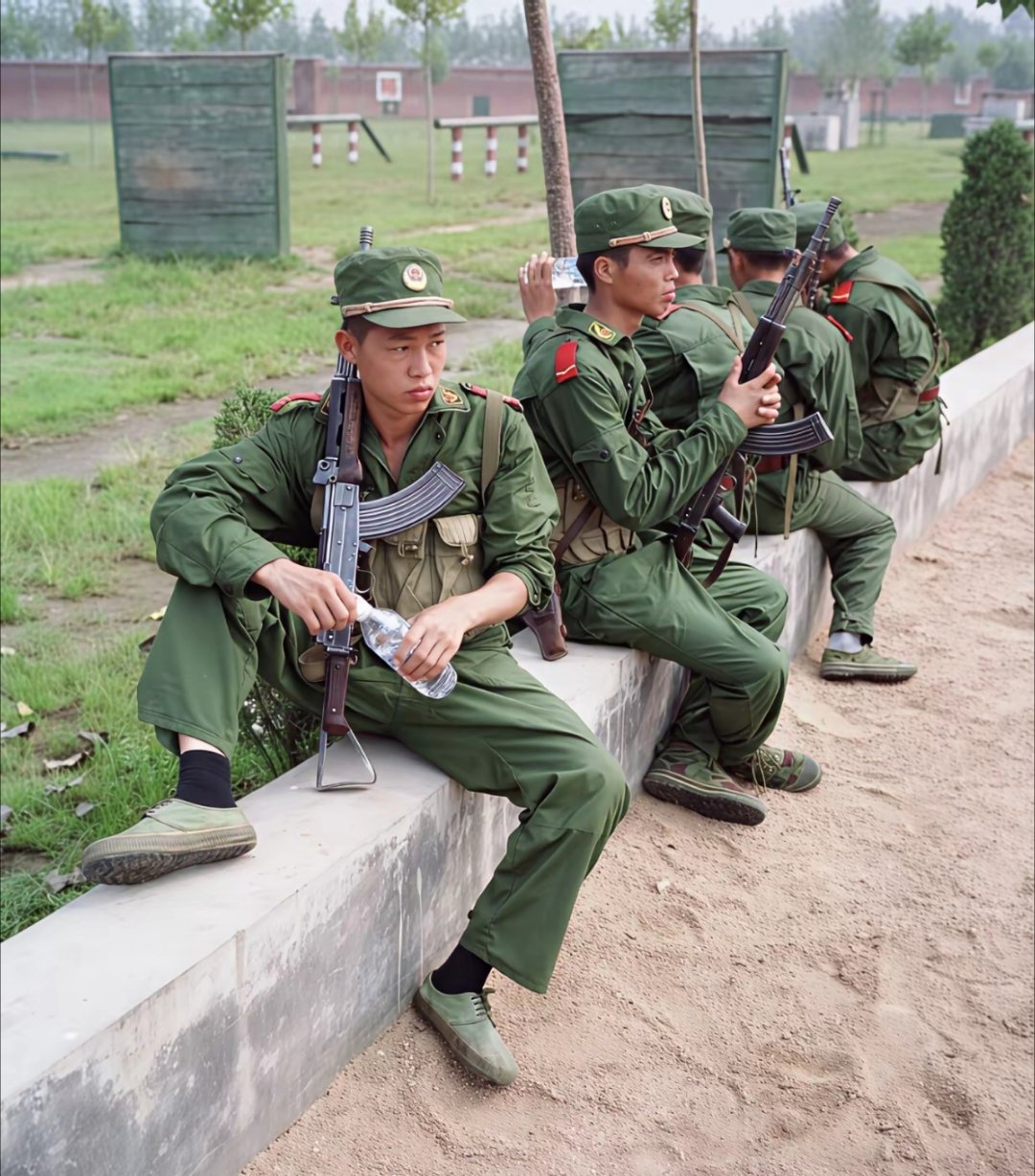 以前当兵人穿的解放鞋，现在成农民工的工作用鞋，可见它的生命力很强大啊！ 