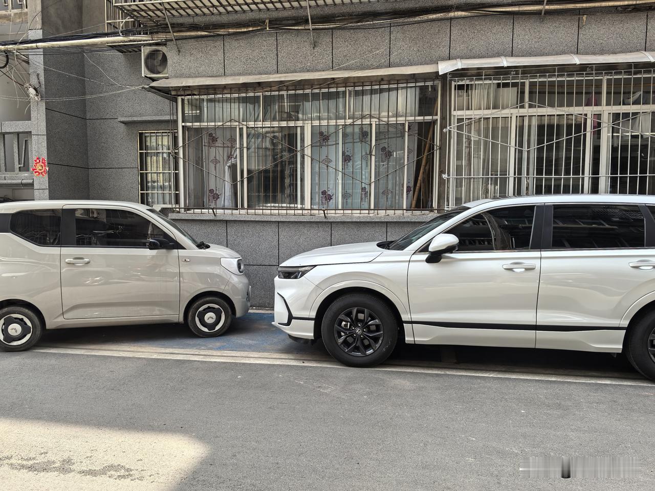 王花花有车有房，她开的是一辆本田，就跟她本人一样，体格有些大。她说很少开，买了三