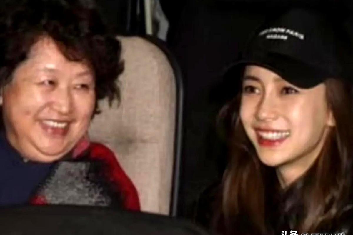 叶珂怎么也没想到
杨颖带着儿子小海绵跟前婆婆聚会闲逛，两个人边走边聊，一直说说笑