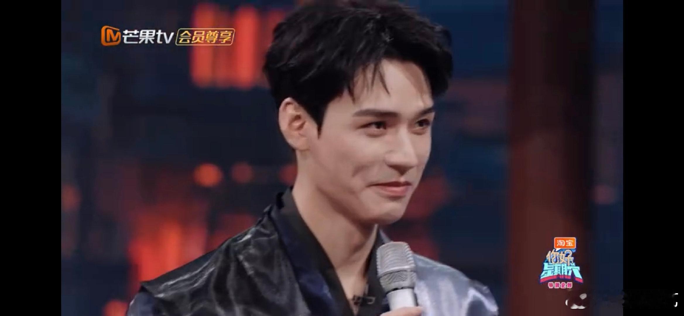 龚俊[超话]龚俊吃瓜吃到自己身上你好星期六从“吃瓜乐子人”到“苦瓜受害者”，龚俊