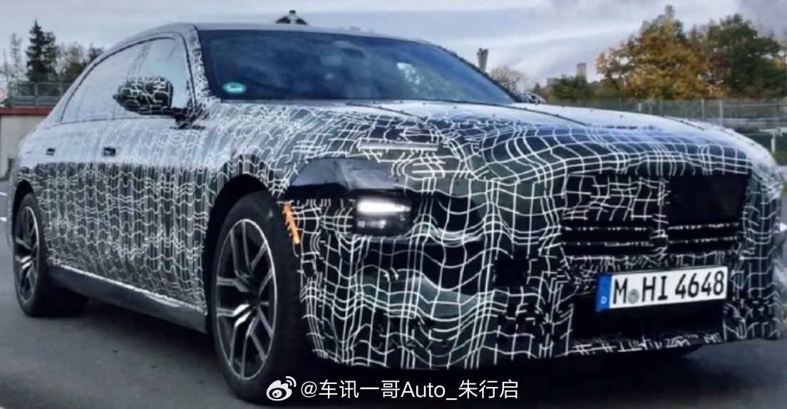 新款宝马7系的谍照图曝光尾灯设计看起来很像凯美瑞不知道前脸部分的大鼻孔设计到现在
