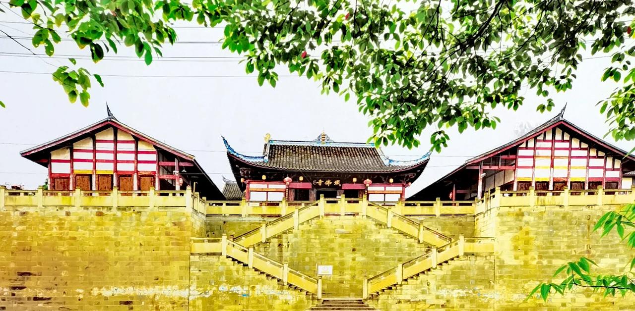 铜梁铁佛寺，位于重庆市铜梁区东城街道办事处姜家岩社区铁佛村，座东朝西。明代建筑，