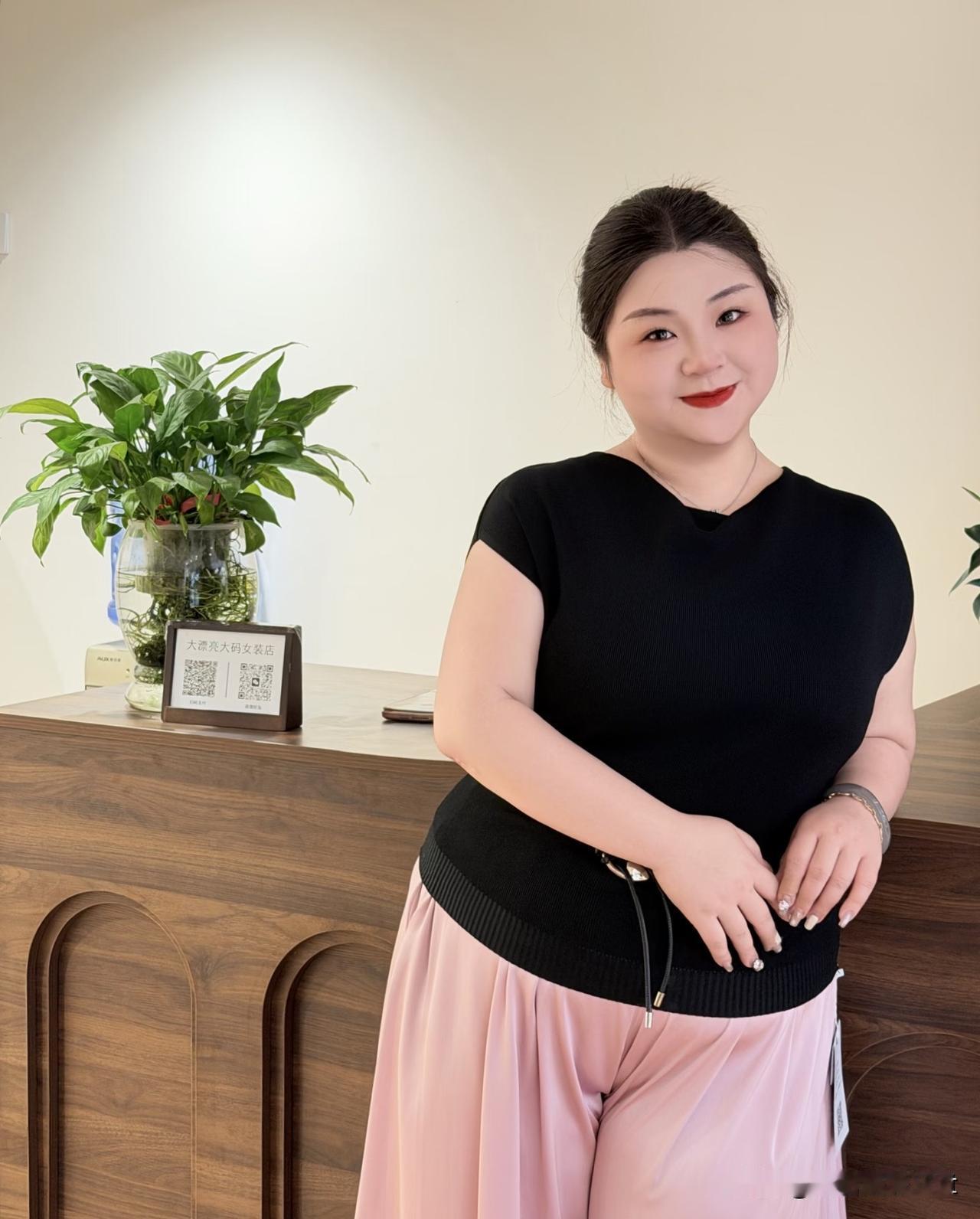 浣溪沙·清雅娇
 
黑衫莹白映珠圆，
粉裙柔色惹春妍。
笑涡浅露意绵绵。
静倚木
