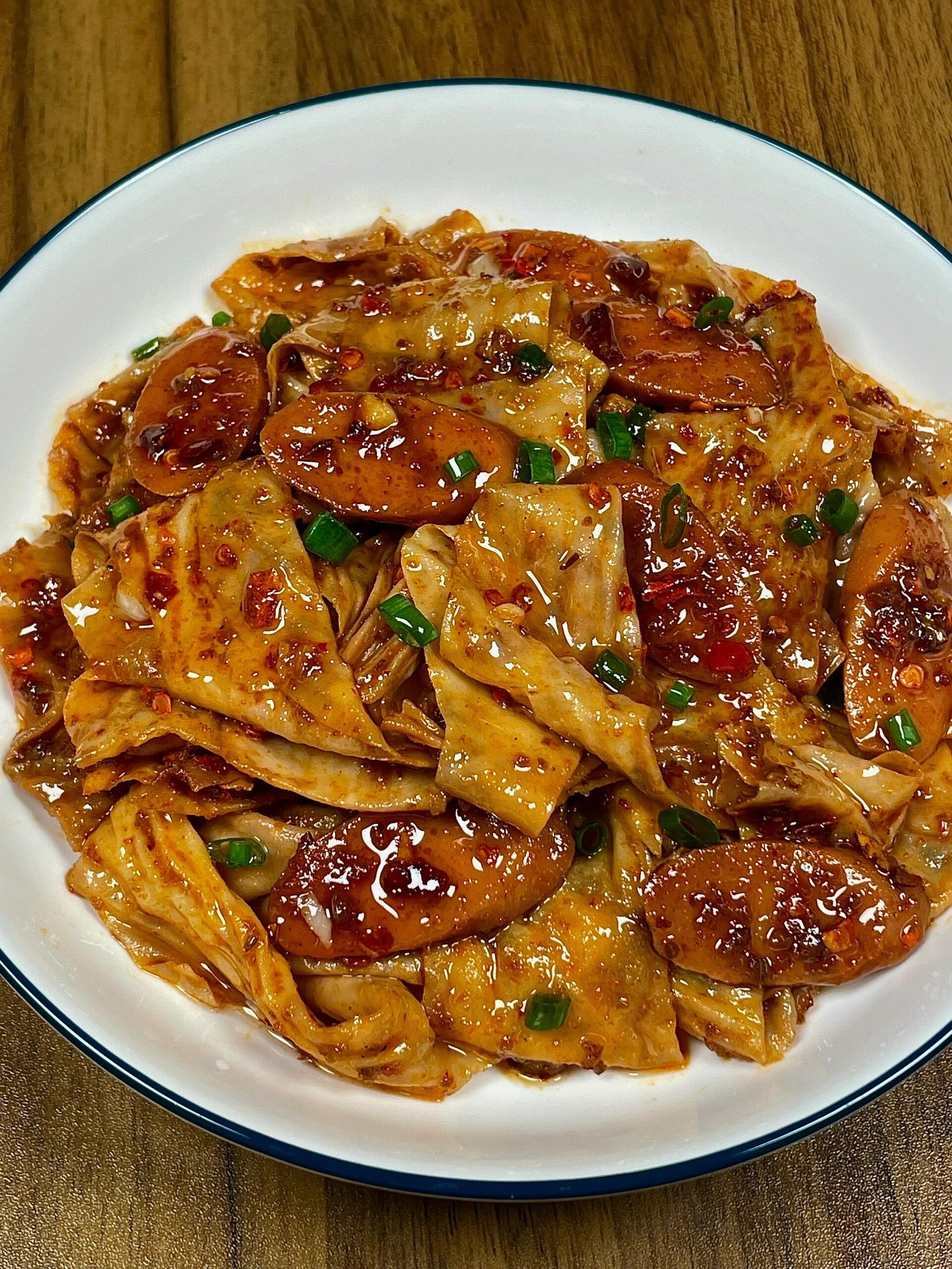 求你们都去做这个豆皮炒火腿，香翻了豆皮入味，火腿肠焦香，孜然味浓郁一口下去好吃到