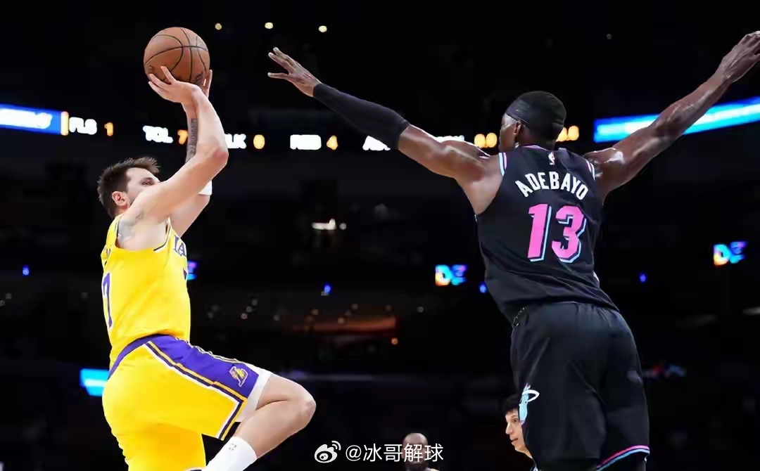 3月20日，湖人客场134-126击败热火，豪取8连胜￼￼￼。东契奇轰60分7板