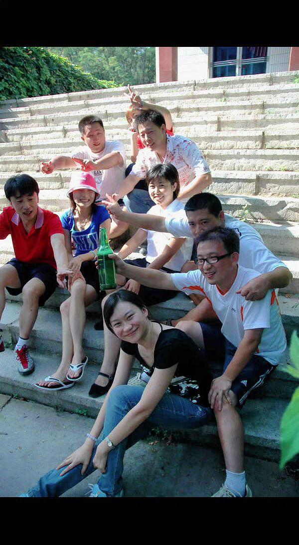📸那年夏天，蝉鸣把影子拉得老长，台阶上的笑容比冰镇汽水还甜！青春是本太仓促的书