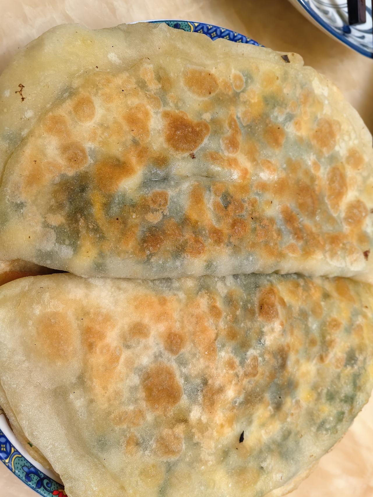 韭菜盒子：烟火诗韵寄闲情
昨夜，细雨缱绻，淅淅沥沥，似一位深情的歌者，未曾有须臾