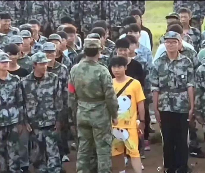 你们这排为什么不穿军服？