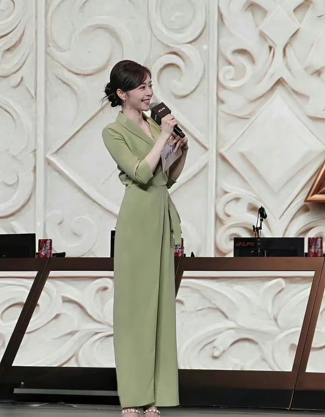  我一直很好奇，穿这种款式的衣服，上厕所该怎么弄？