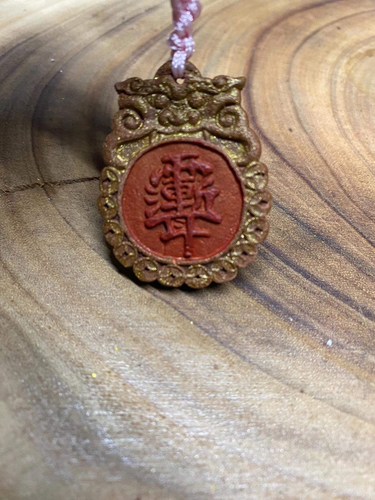 枭印夺食可能代表非母乳养大、挑食、童年不太快乐、情绪压抑、性格拧巴挑剔很难开心，