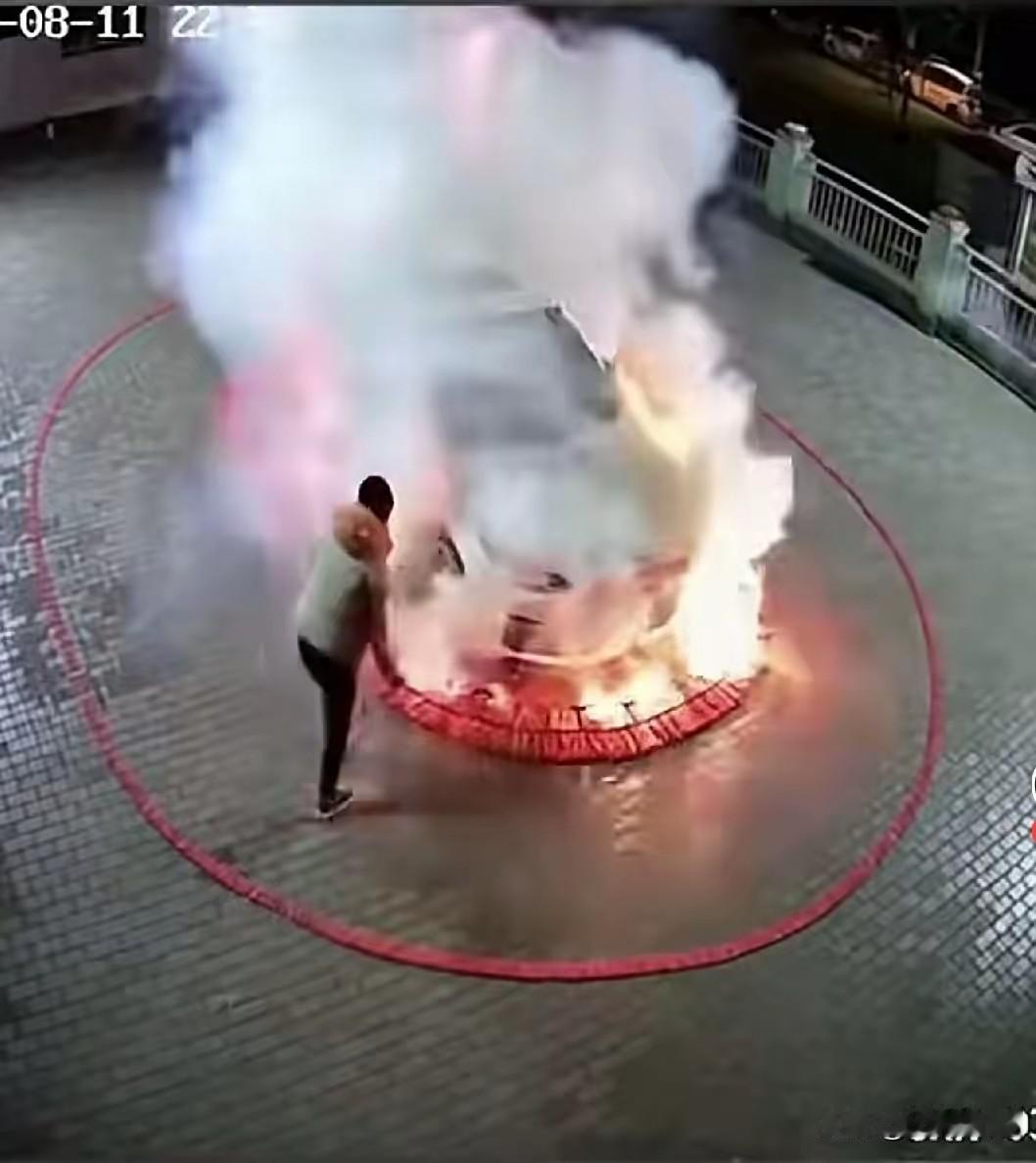 这是在搞破坏性试验？还是在为了庆祝佳节？还是脑袋喝酒喝多了？看过很多燃放鞭炮的，