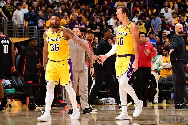 斯马特是湖人全队在G1中唯一一名正负值为负数的球员。斯马特在防守端确实是表现不错