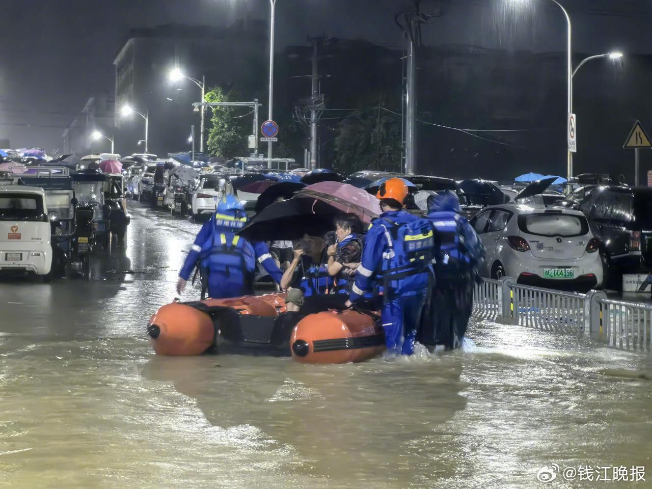 #温州暴雨校长蹚水2小时为学生送饭#【温州暴雨持续多地发生内涝，一校长蹚水2小时