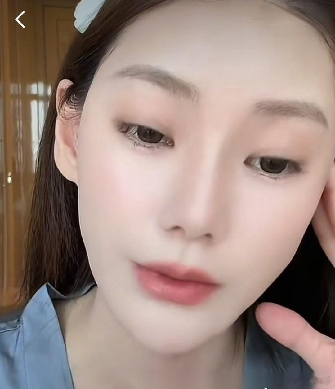 马筱梅不忍了，硬刚网友回应玥儿姐弟回京读书的问题。  马筱梅今天直播，有人在直播