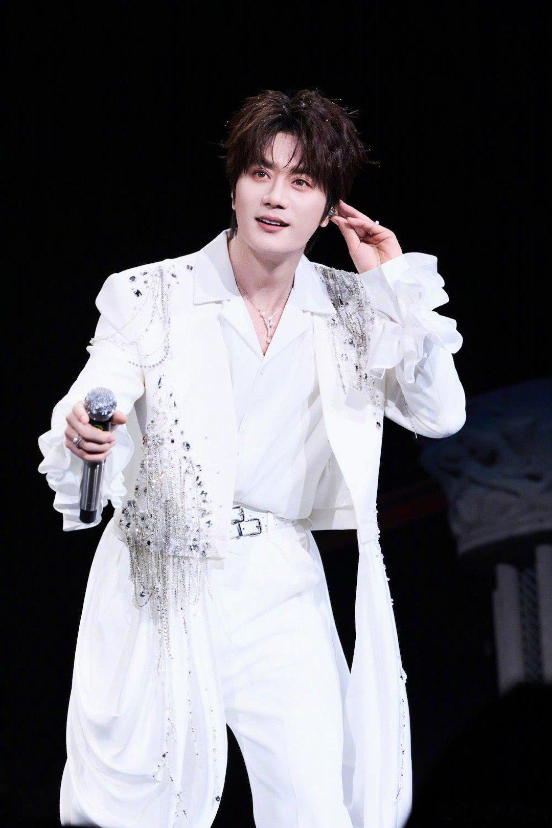 陆虎我们不说浪漫我们说TaT 最动人的浪漫，是台上唱出心声，台下听见自己。陆虎的