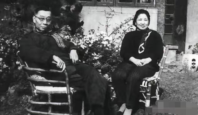 1966年，上海，朱梅馥为丈夫傅雷倒茶，等他服毒自尽后，她擦了擦眼泪，然后扯下床