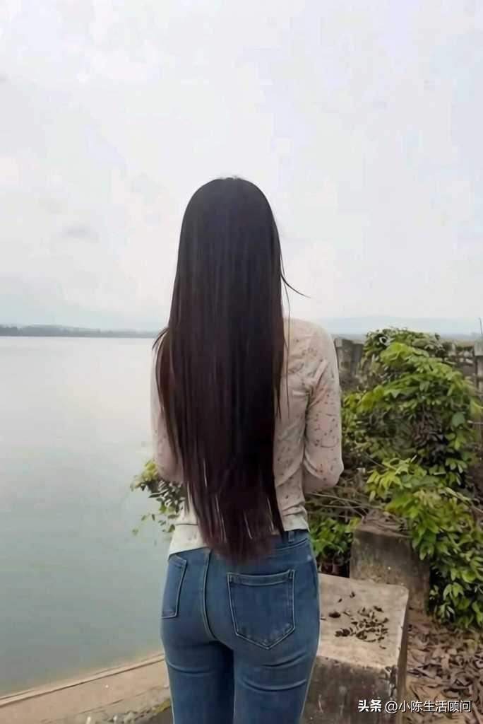 外勤工作干完了，剩下有点时间看看湖，心情也能舒畅些[灵光一闪]