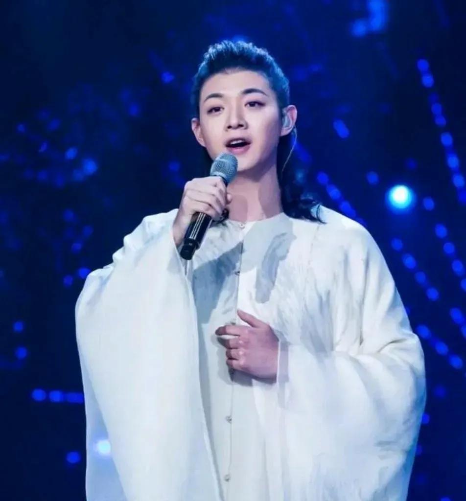 不明白网络上那么多抵制霍尊的声音，
他重开演唱会还是很多人去看。
这是否说明了你