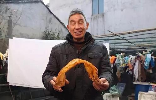 1981年，宁波一位渔民在杀鱼时意外从鱼肚里挖出3斤鱼鳔，结果放了35年后，一位