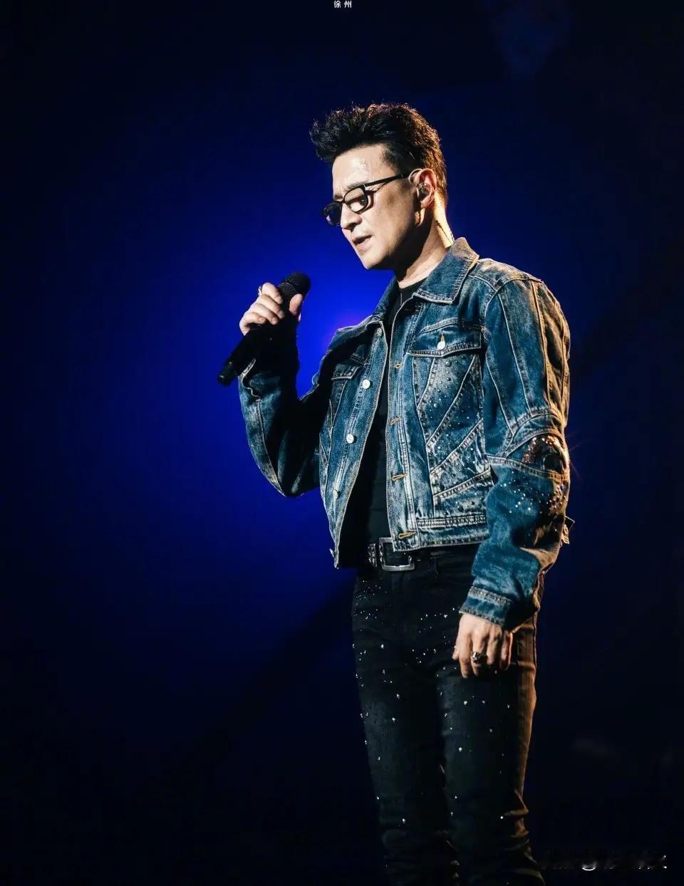 如果粉丝因此受了伤，演唱会不仅要中断，而且汪峰要给予巨额赔偿或补偿。即使完全是粉