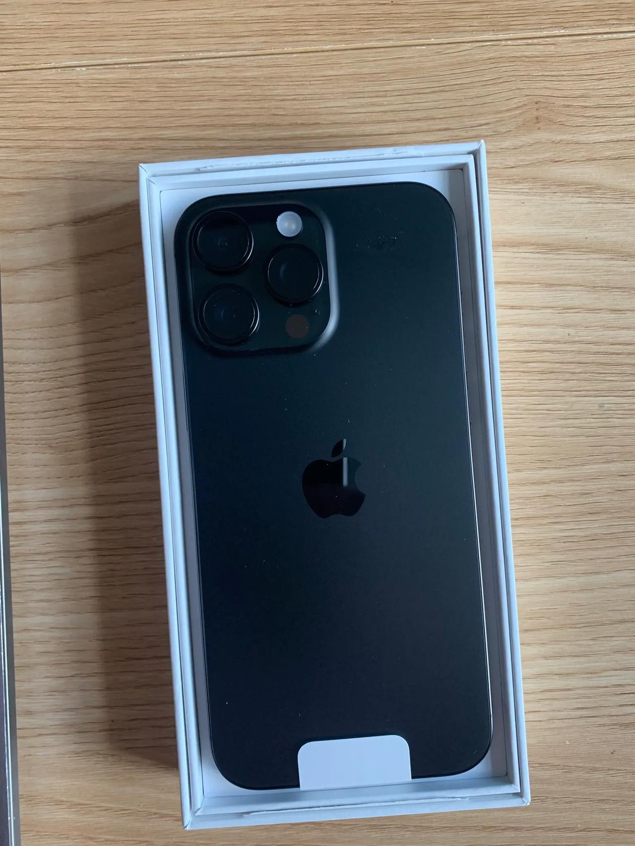猜机：是iPhone 15 Pro Max还是iPhone 16 Pro Max