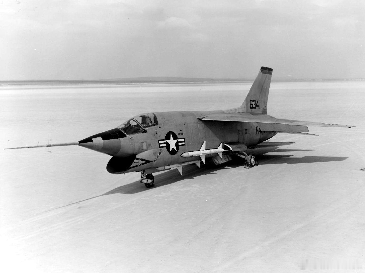 历史知识 1958年，位于美国加州爱德华空军基地的一架沃特公司XF8U-3“十字